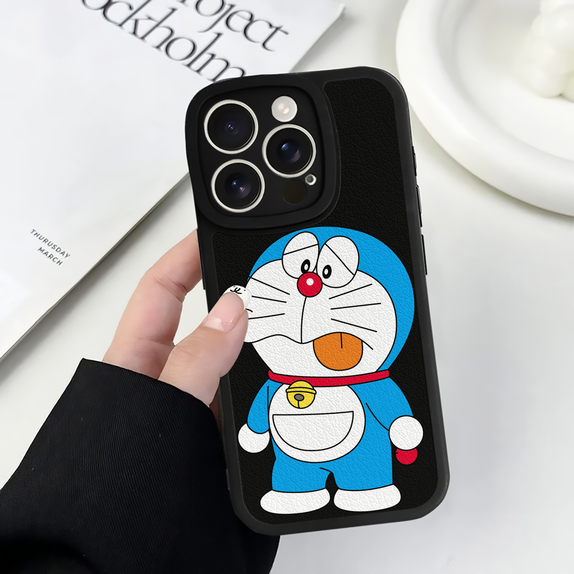 （画像用） ドラえもん Doraemon 【iPhone 16シリーズ対応】シリコンスマホケース（レザー調） 材質：シリコン